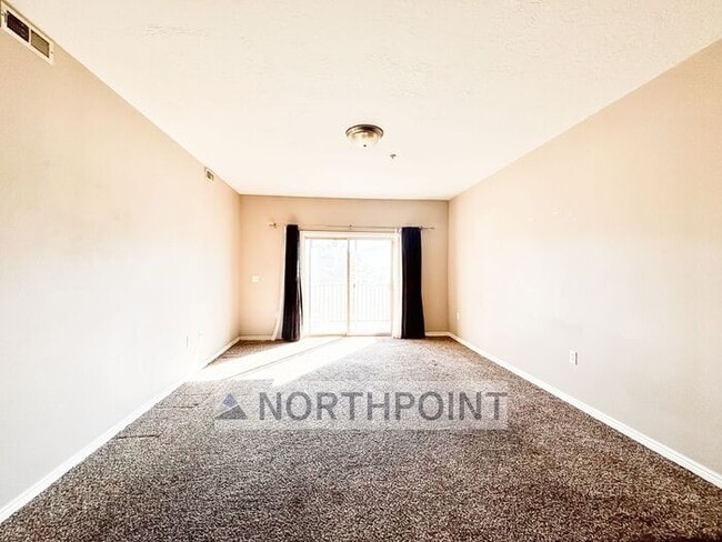 Building Photo - Bright 2BR + Pool/Hot Tub - Balcony in West Valley City