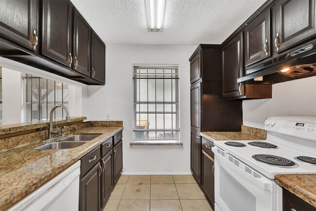 Building Photo - 17807 Glenmark Dr