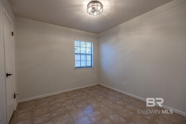 Building Photo - 558 Bellangee Ave