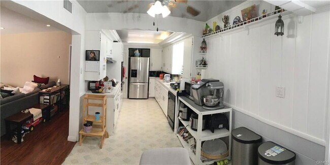 Building Photo - 5044 Newcastle Ave