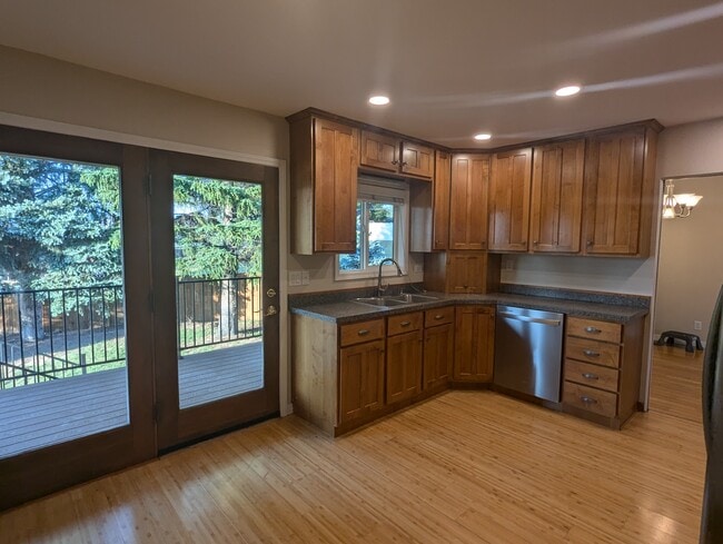 Building Photo - 2302 Garland Dr