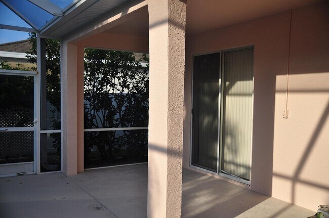 Enjoy breakfast on the lanai! - 5009 46th St W