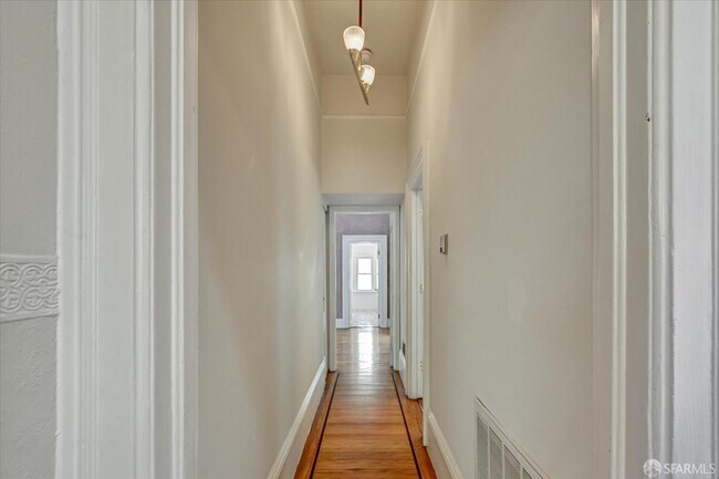 Building Photo - 656 Hayes St