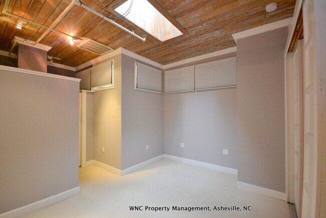 Building Photo - 51 College St