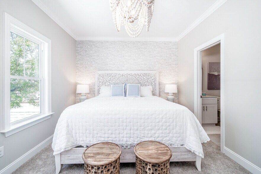 Brand new beach cottage! Public beach access at end of the street (4 min walk)! The master bedroom is the upstairs front room and has a King size bed! - 103 S 13th St