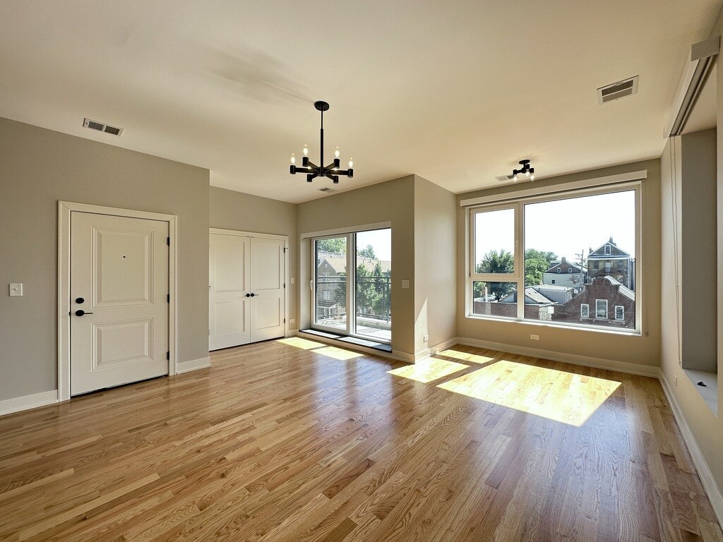 Building Photo - 2100 W 18th Pl