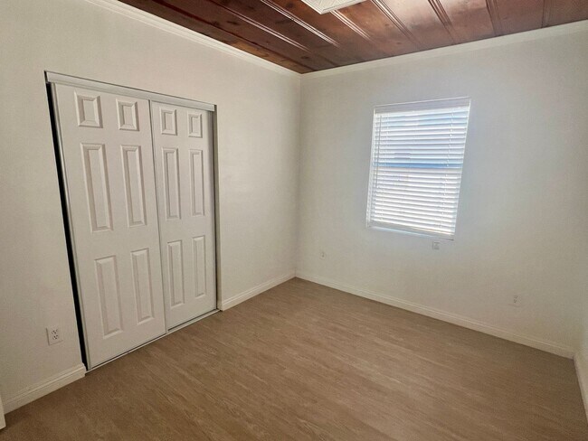Building Photo - 6551 La Luna Ave
