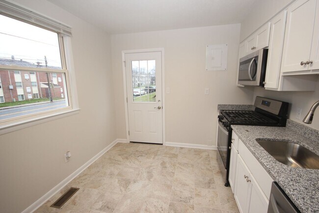 Building Photo - Renovated 2 Bedroom, 1 Bath Single-Family Home