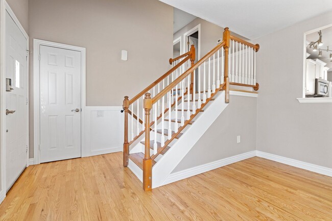 Building Photo - 3 Bed 2 Bath Home with HUGE Yard Available...