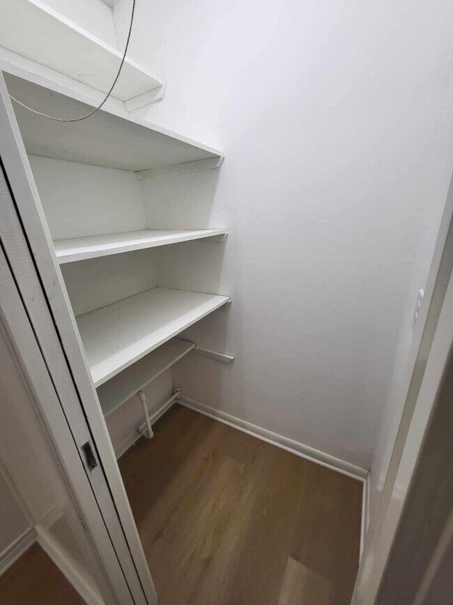 Building Photo - 706 Maple St