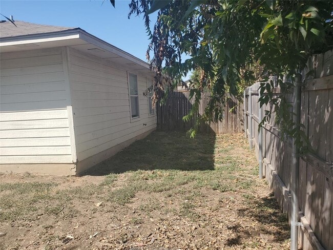 Building Photo - 2221 Creekside Ln