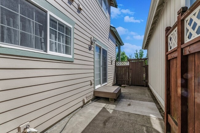 Building Photo - Must see! Spacious 3bd 2bath Ready for Imm...