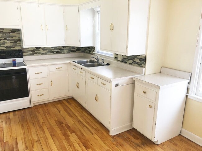 Building Photo - 2 BR Ranch Style Home with Fenced-in Back Yard & 1-Car Detached Garage