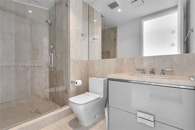 Building Photo - 15701 Collins Ave