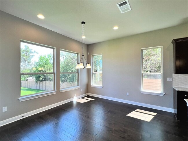 Building Photo - Georgeous 5-Bedroom in the Three Points Community