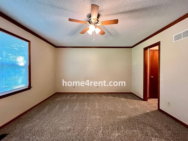 Building Photo - Cozy Duplex w/ Plenty of Space, LVP Floori...