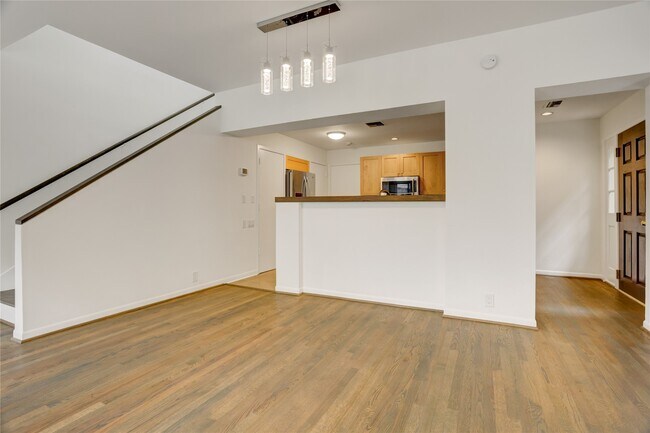 Building Photo - 2629 Wroxton Rd