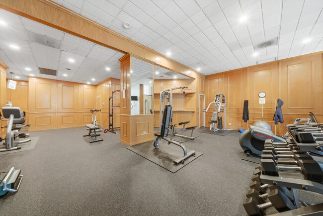 Building Photo - 1540 N La Salle Dr