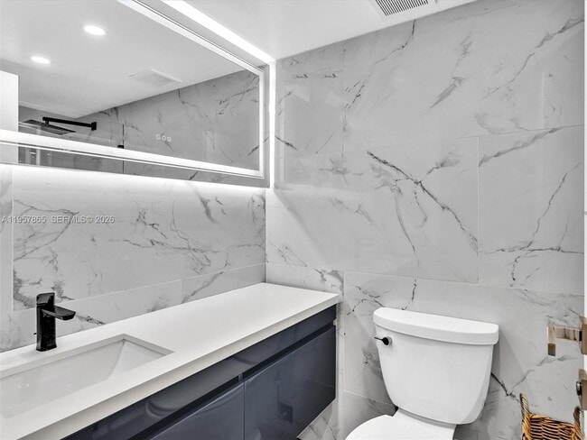 Building Photo - 10000 W Bay Harbor Dr