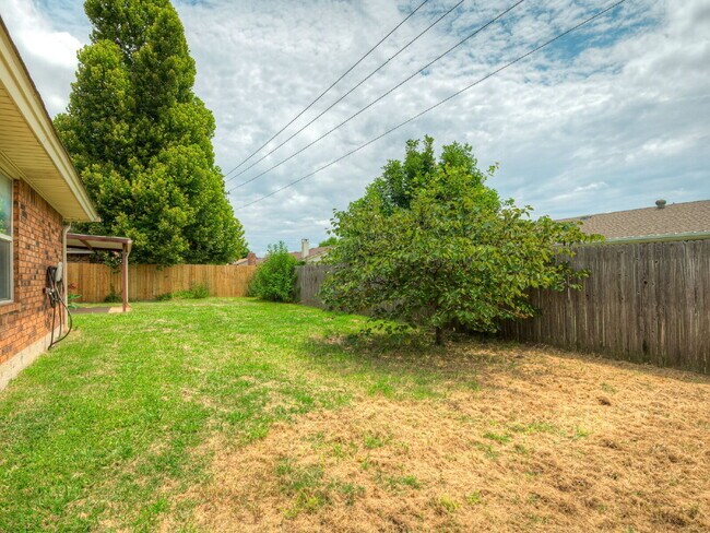 Building Photo - Updated 4-Bedroom Home with Spacious Layou...