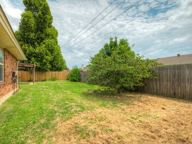 Building Photo - Updated 4-Bedroom Home with Spacious Layout & Modern Touches