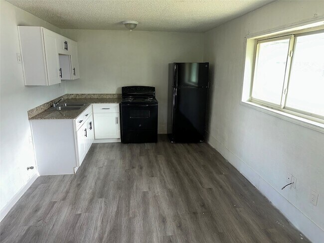 Building Photo - 5405 Suez St