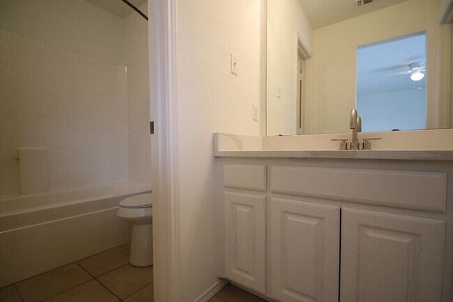 Building Photo - Upgraded 3BR Home | Granite Kitchen, High Ceilings & Gated Backyard | Minutes to Downtown Fort Worth