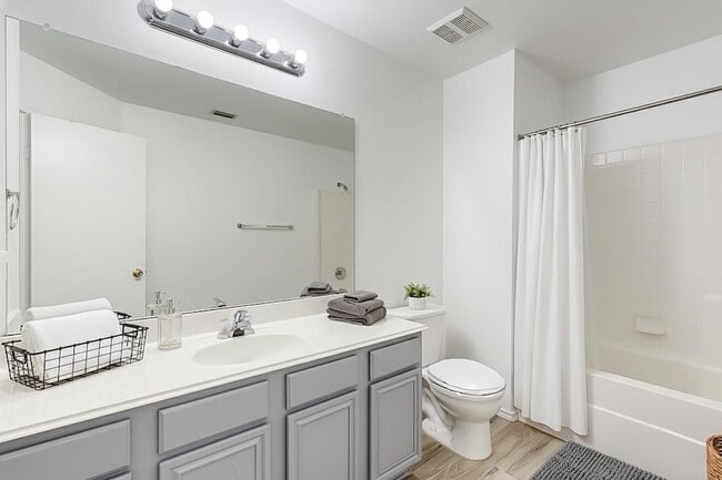 Building Photo - 415 Hidden Ridge Dr