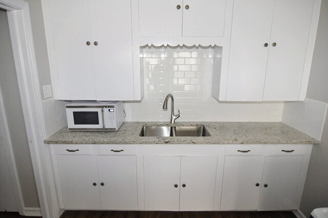 Building Photo - "Adorable One-Bedroom Featuring Hardwood Floors, Vintage Charm & Stylish Updates!"