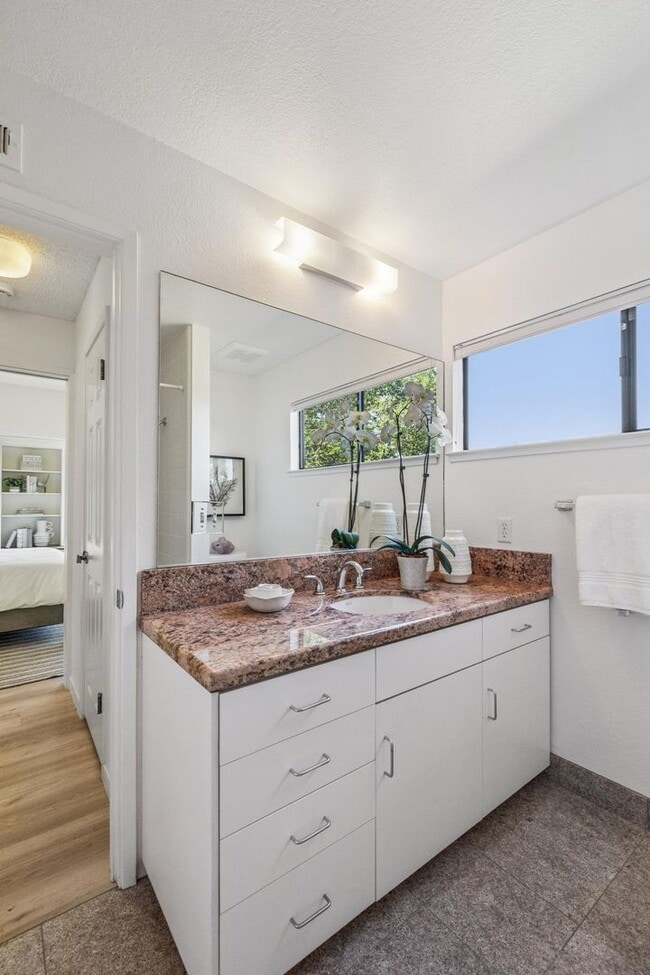 Building Photo - Elegant 2BR Condo with Golf Course Views i...