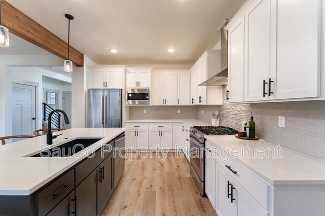 Building Photo - 35471 Portland View Dr
