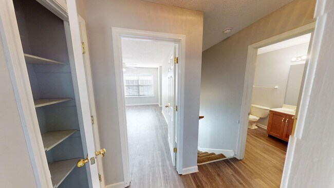 Building Photo - Renovated Three Bedroom Columbia Townhome!!