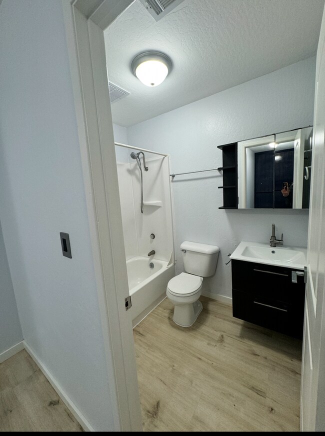 Building Photo - Updated and Spacious Condo near Shopping a...