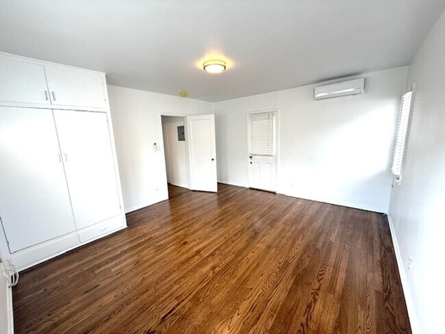 Building Photo - Bungalow - 1 bedroom + Office = natural wood floors, mini split a/c , new appliances, private pat...