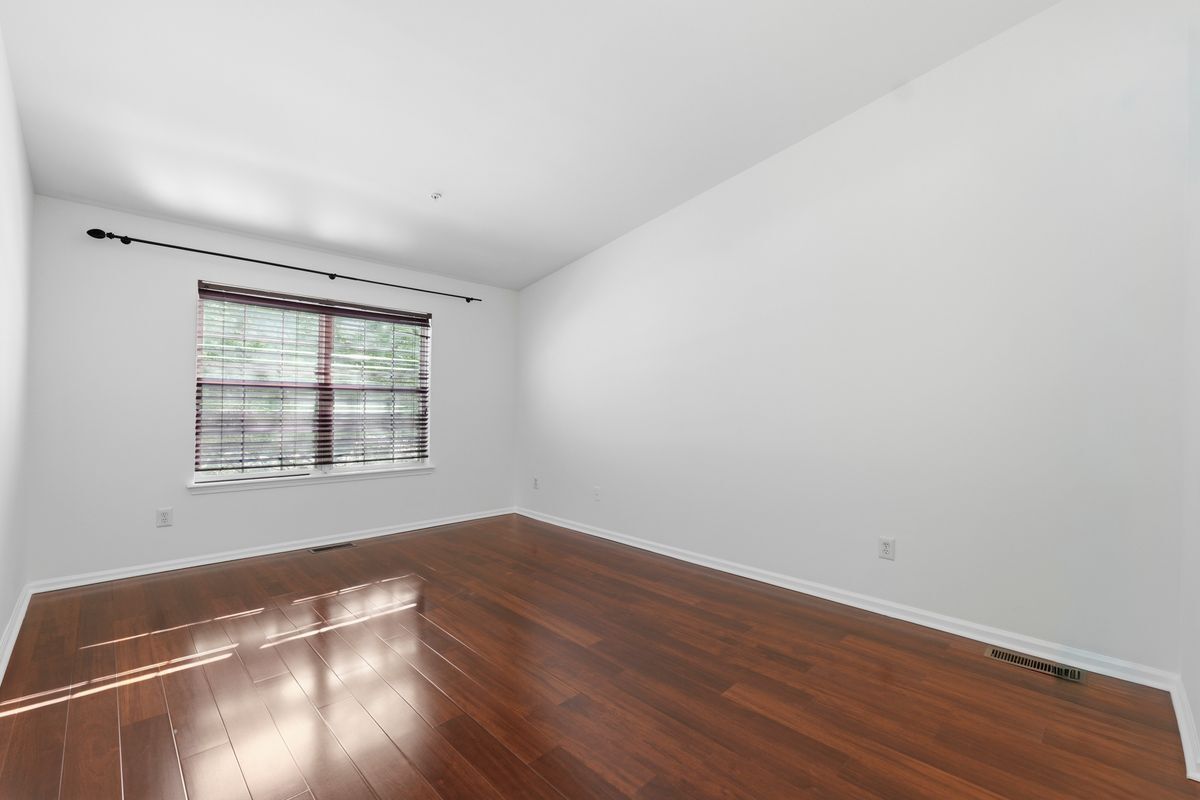 Building Photo - 402 Dalton Ct