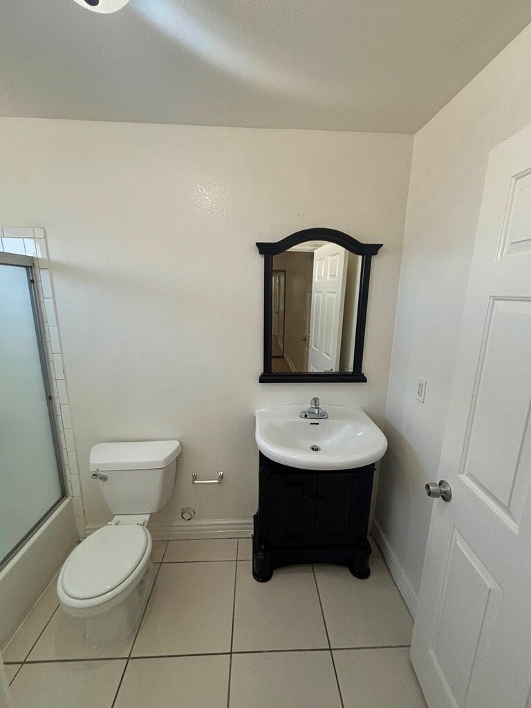 Building Photo - 828 W 71st St