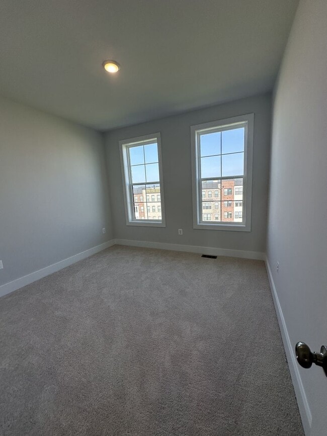 Building Photo - For Rent: Luxurious Short Pump Condo at Ga...