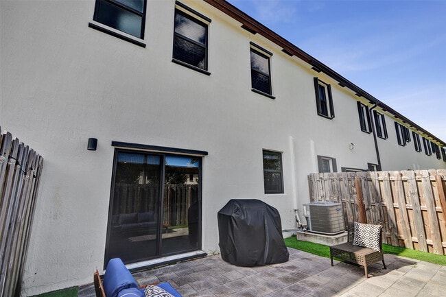 Building Photo - 20741 NE 5th Ct