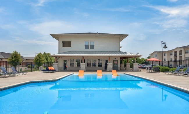 Community Pool - The Pointe on College