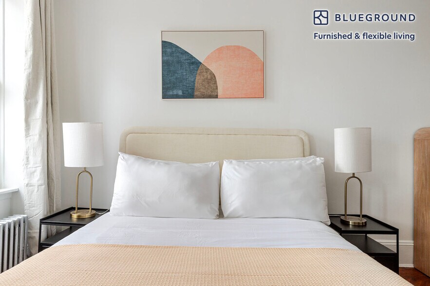 Building Photo - 327 E 10th St