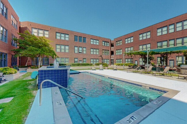 Building Photo - 2502 Live Oak St
