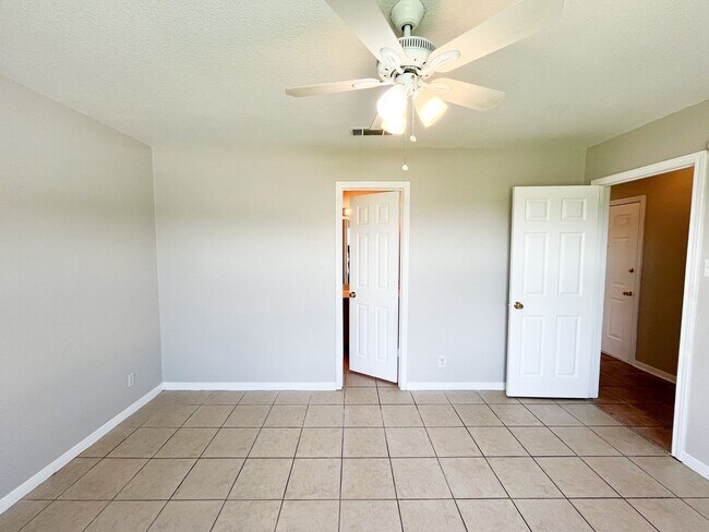 Building Photo - 3207 Raven Dr