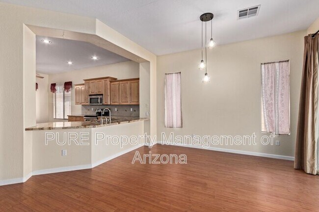 Building Photo - 737 S Sycamore Pl