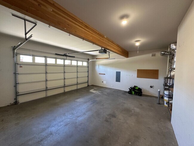 Building Photo - 3 Bed, 2.5 Bath House in Cordata Neighborhood