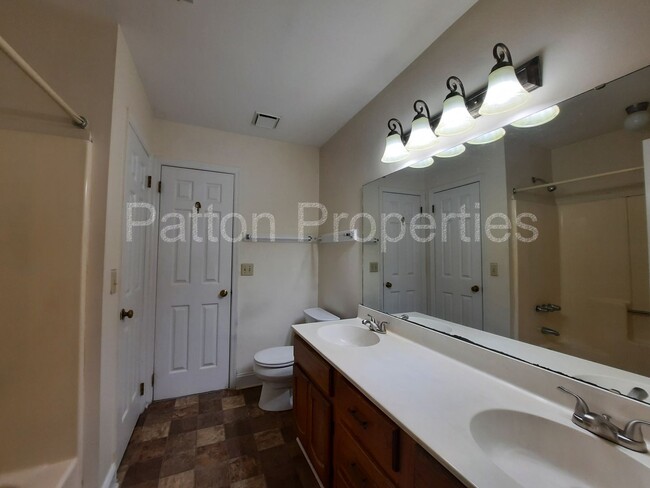 Building Photo - Shandon Oaks Townhome