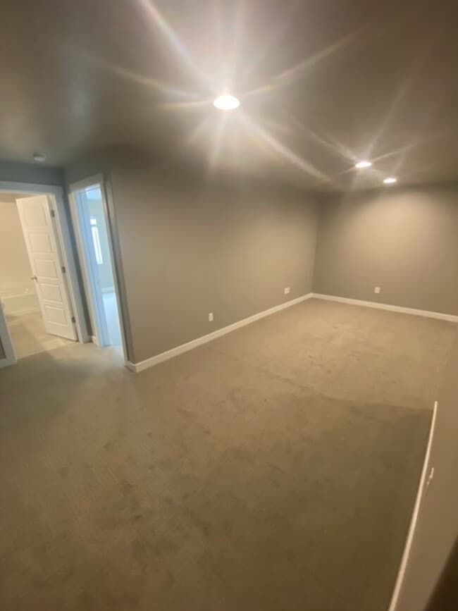 Building Photo - Beautiful Bountiful Townhome