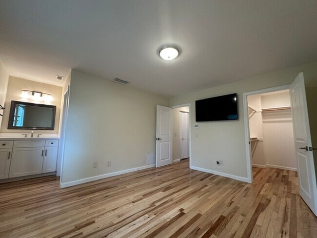 Building Photo - Stunning END-UNIT 3-bedroom condominium located in Agoura Hills