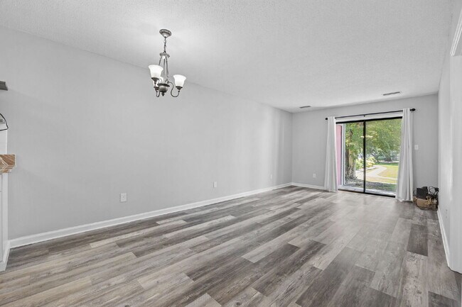 Building Photo - Charming 2-Bedroom Condo Near the Beach