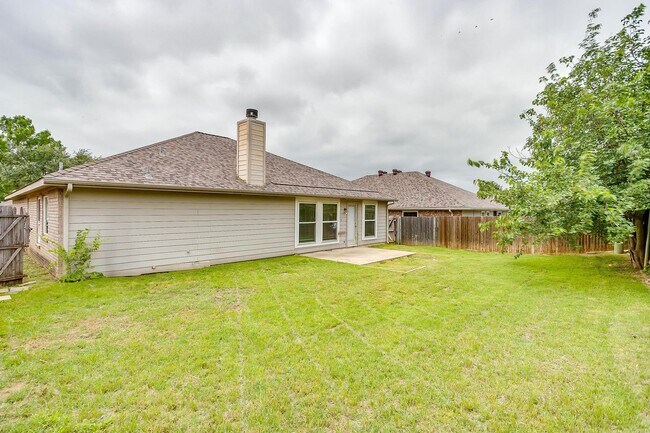 Building Photo - Spacious 4 Bed, 2 Bath Home in Ranch at Ea...