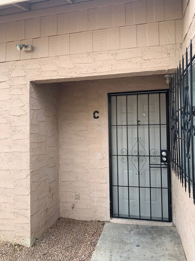 Building Photo - MUST SEE ONE BEDROOM TOWNHOME!